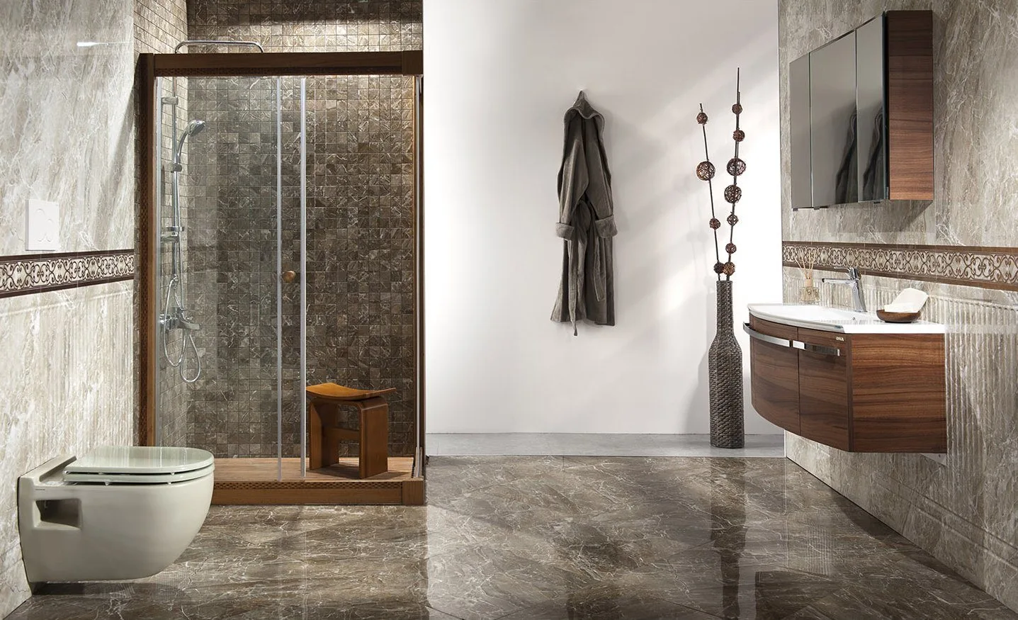 Mermer duvarlı banyo, cam duşakabin ve asma lavabo dolabı, banyo mobilyası fotoğrafı