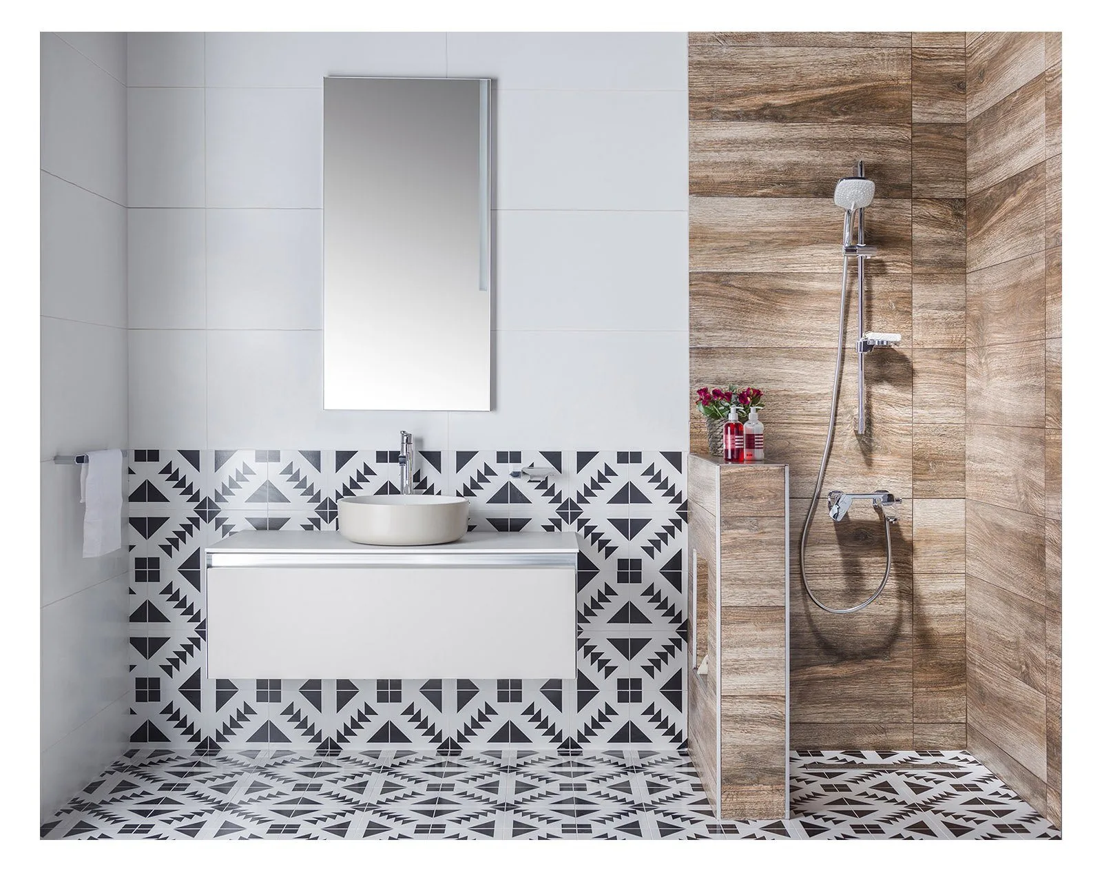 Ahşap görünümlü ve desenli karolarla banyo, asma lavabo ve duş, seramik fotoğrafı