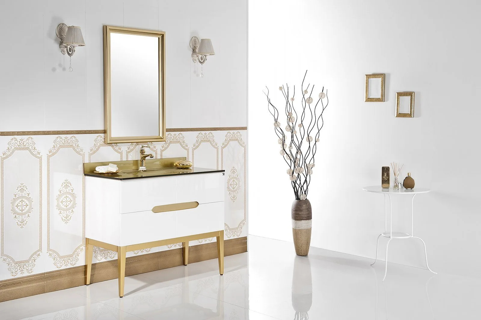 Beyaz ve altın lavabo dolabı ile ayna, açık renk banyo mobilyası fotoğrafı
