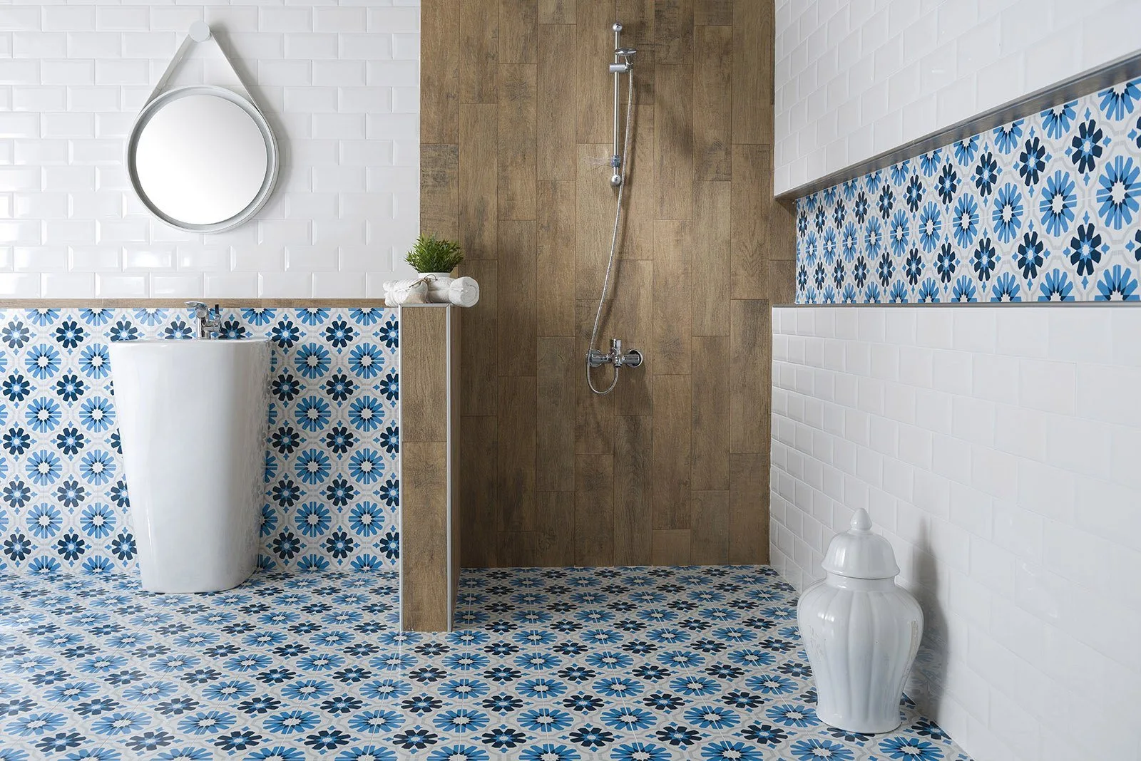 Mavi çiçek desenli karo ve ahşap panel, ayaklı lavabolu banyo fotoğrafı