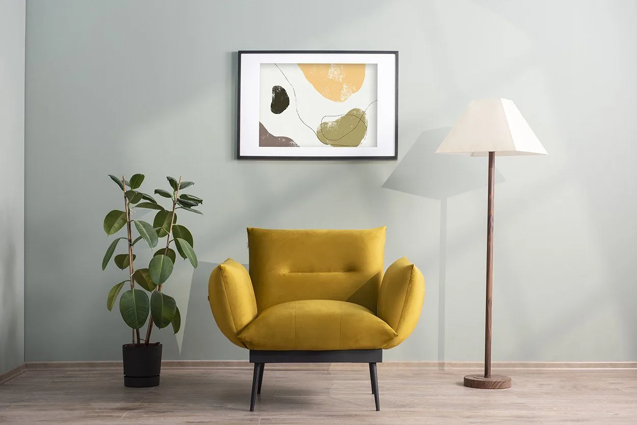 Hardal sarısı berjer, lambader ve saksı bitkisi, pastel duvar önünde mobilya fotoğrafı