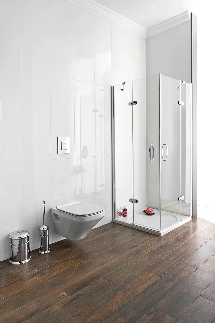 Ahşap zeminli banyo, cam duşakabin ve asma klozet, banyo ürünleri fotoğrafı