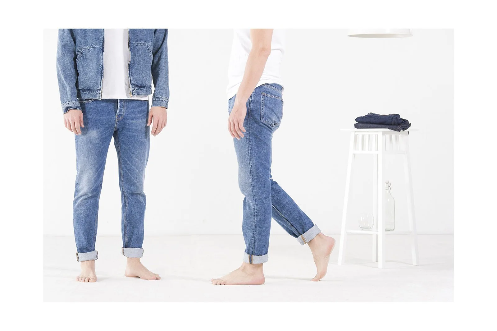 Kot pantolon ve kot ceket giymiş iki kişi, beyaz fonda denim moda fotoğrafı