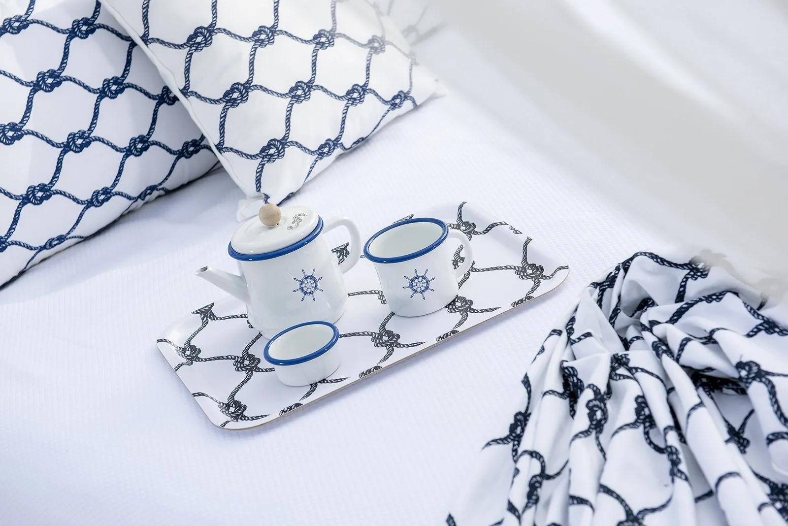 Lacivert halat desenli porselen çay takımı ve tekstil, ev ürünleri fotoğrafı