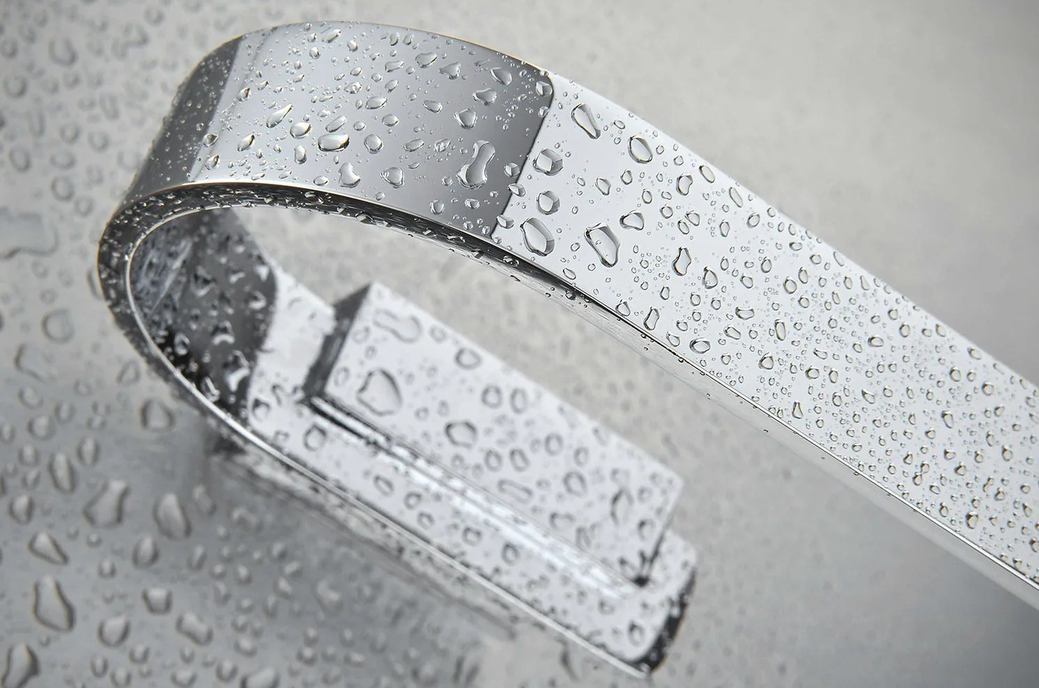 Su damlaları üzerinde krom banyo armatürü, parlak metal ürün fotoğrafı