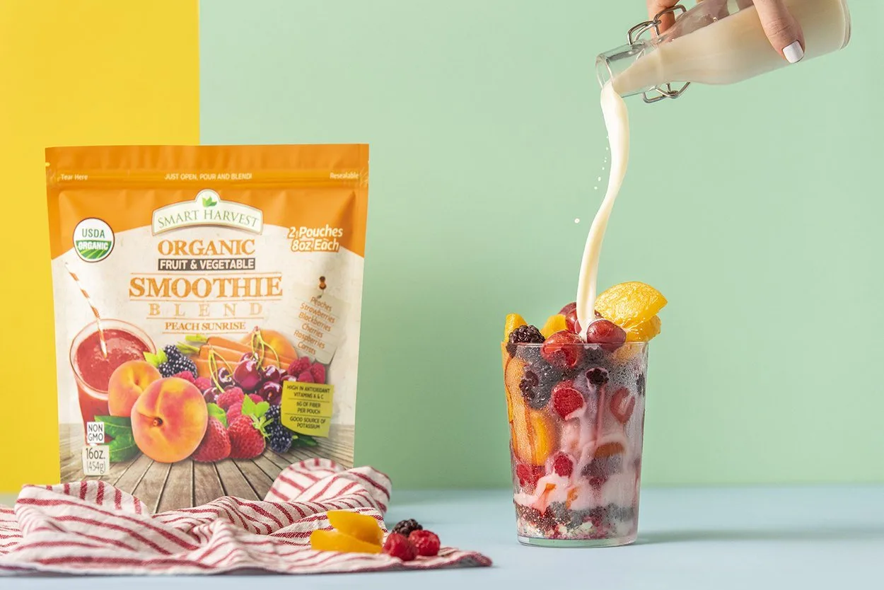Ambalajlı organik smoothie tozu ve bardağa dökülen süt, pastel zemin ambalaj fotoğrafı