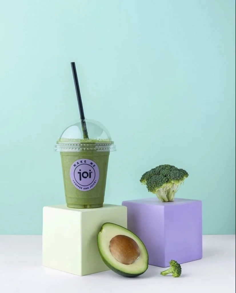 Yeşil smoothie bardağı, avokado ve brokoli, pastel bloklar üzerinde içecek fotoğrafı
