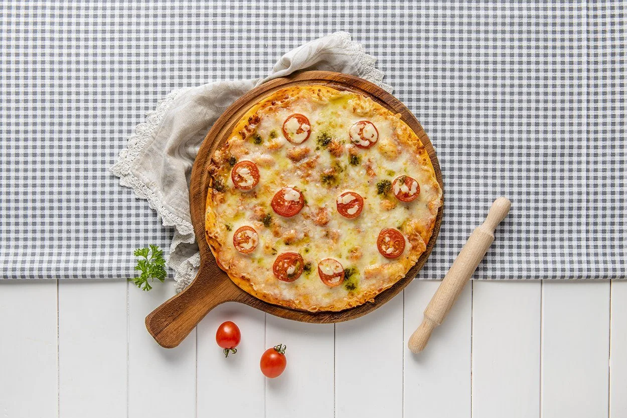 Ahşap servis tahtasında domatesli pizza, kareli örtü üzerinde menü fotoğrafı