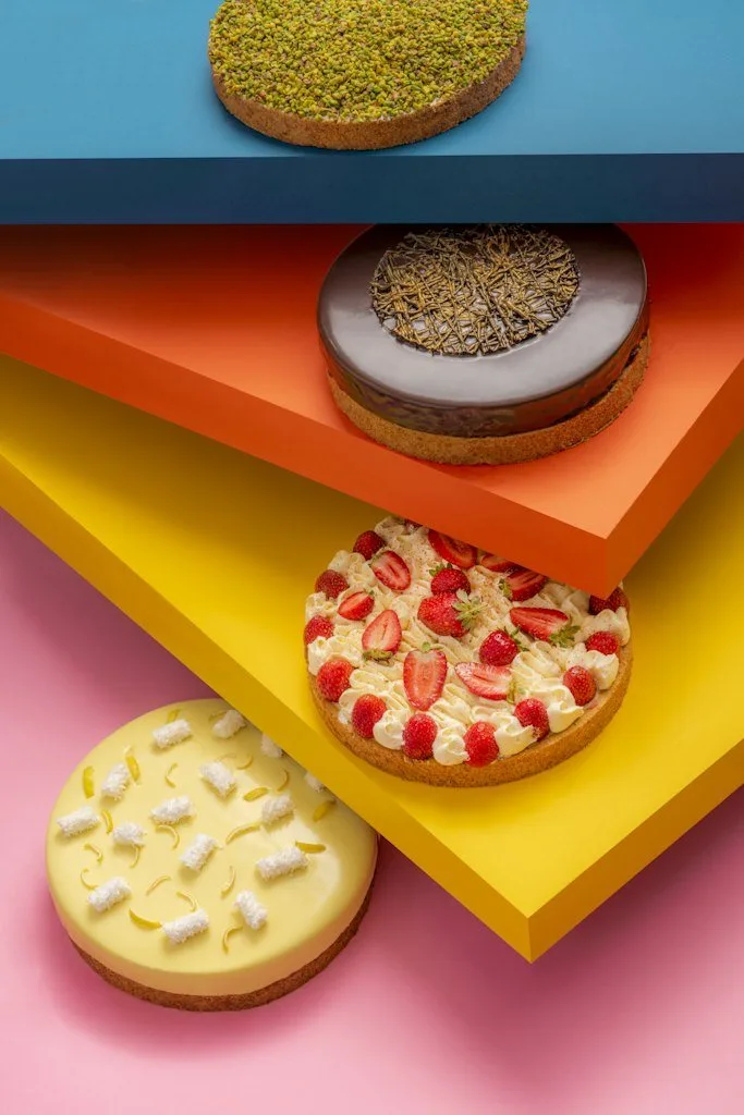 Renkli katmanlı zeminlerde tart ve kurabiyeler, konsept pastane fotoğrafı