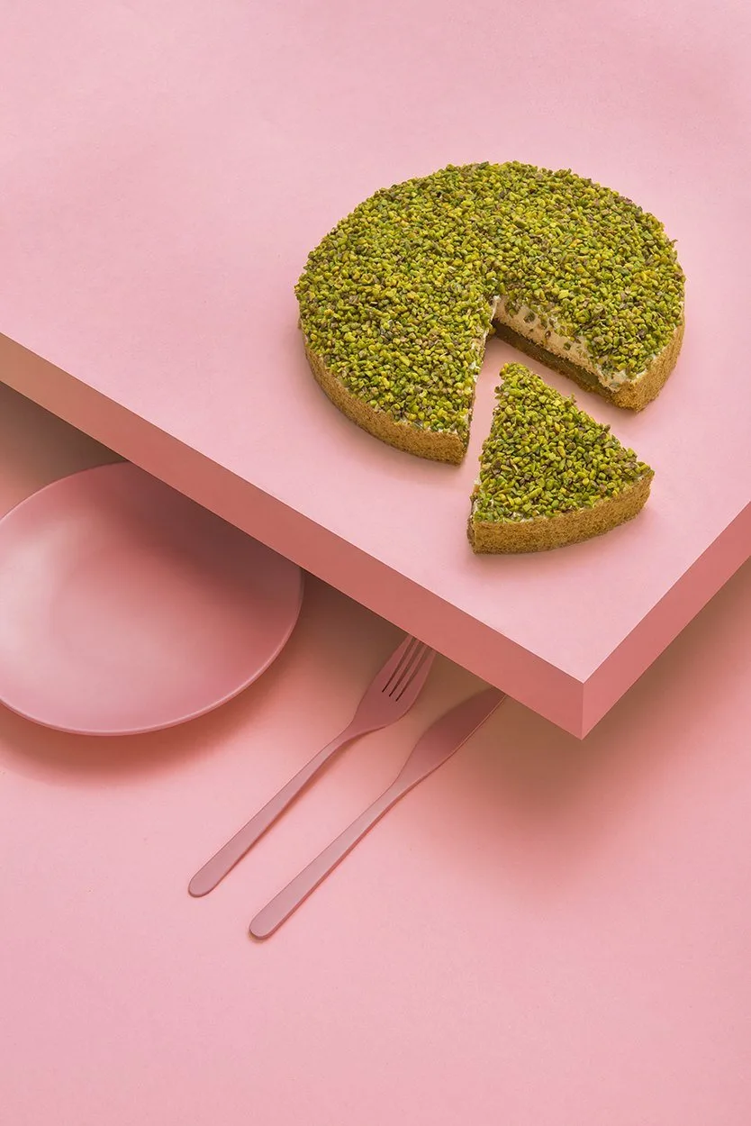 Pembe katmanlar üzerinde antep fıstıklı tart dilimi, pastel tatlı fotoğrafı