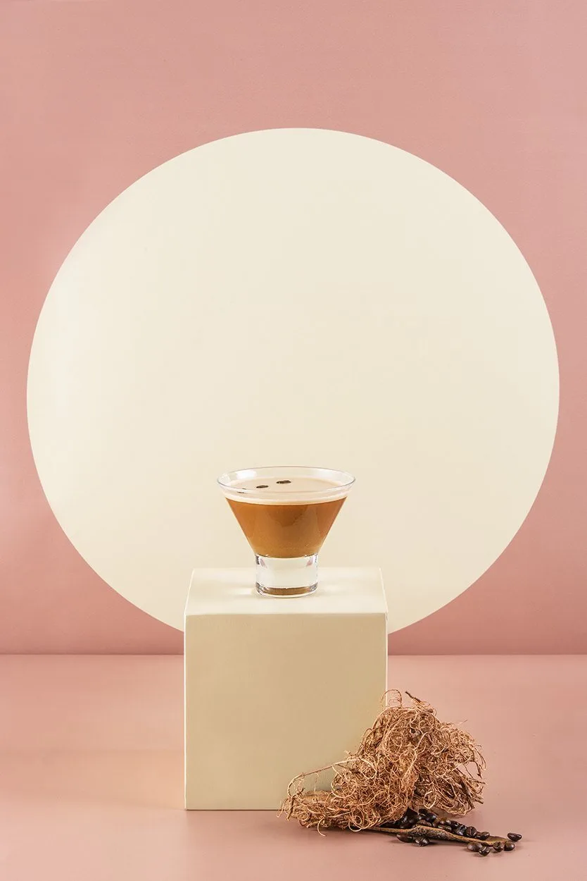 Pembe fonda krem kaide üzerinde kadehte tatlı, minimal konsept fotoğraf