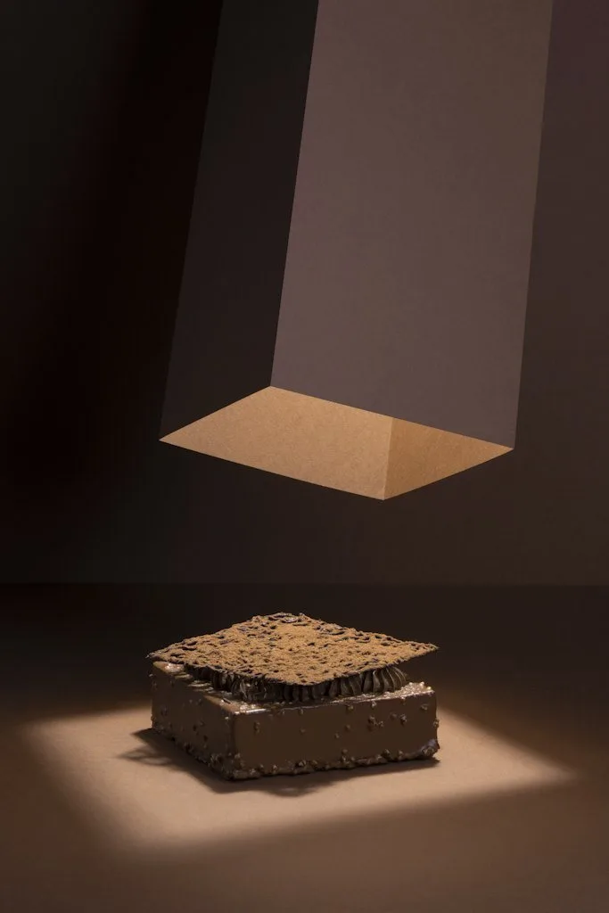 Karanlıkta tek ışık huzmesi altında brownie dilimi, dramatik ürün fotoğrafı