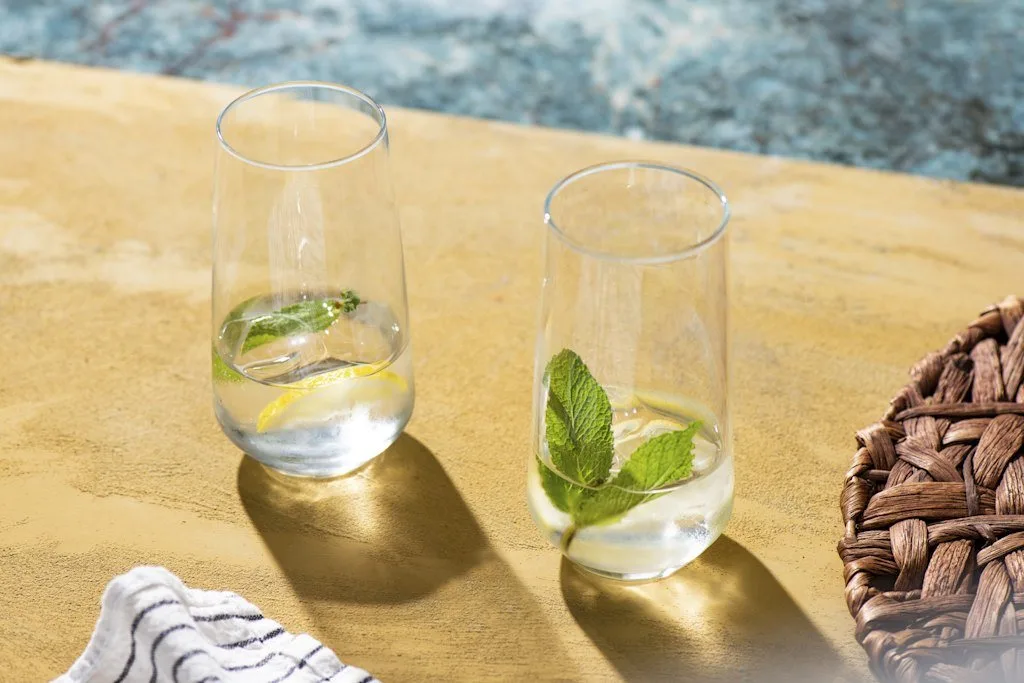 Güneş ışığında naneli limonlu su bardakları, dış mekân içecek fotoğrafı